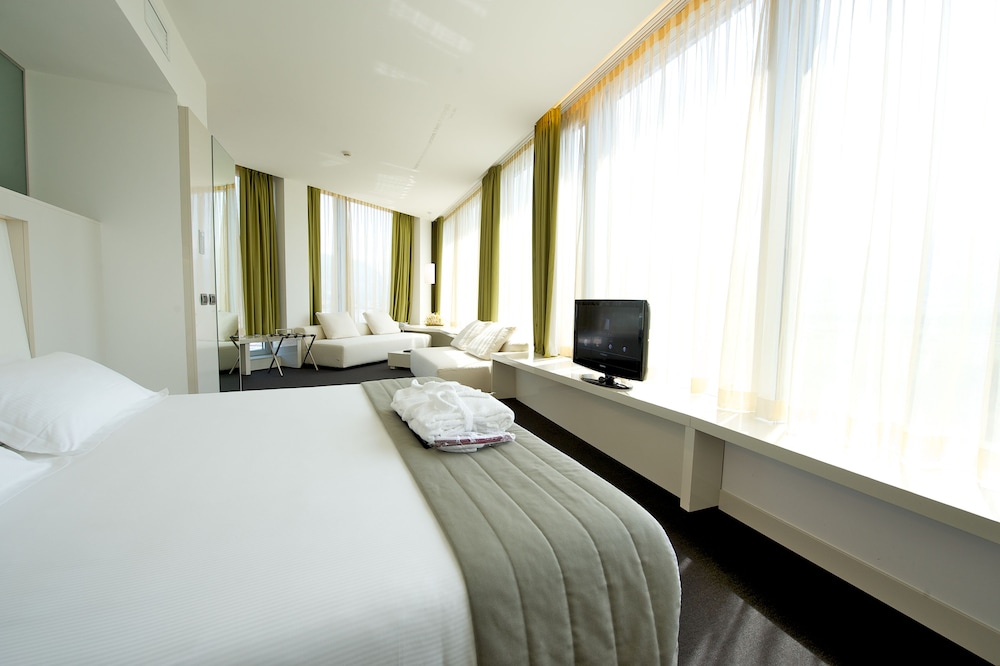 Habitación familiar con 2 camas de matrimonio del hotel Mercure Nerocubo Rovereto. Foto 1