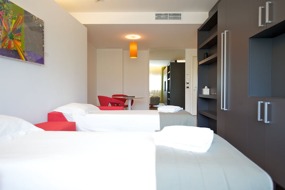 Habitación familiar con 2 camas de matrimonio del hotel Mercure Nerocubo Rovereto. Foto 2