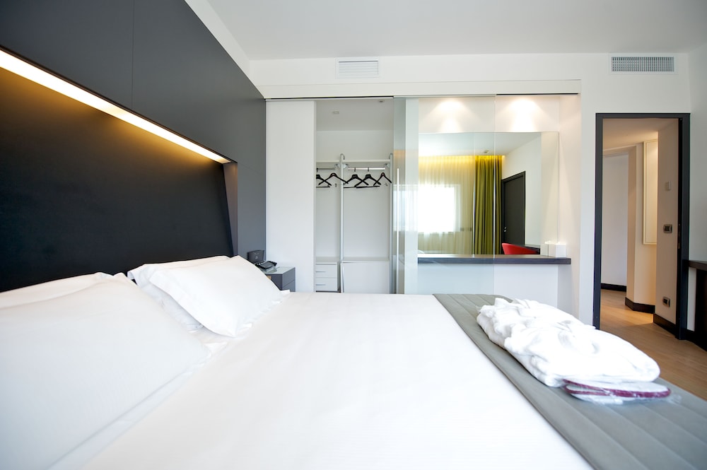 Suite Junior con cama doble del hotel Mercure Nerocubo Rovereto. Foto 1
