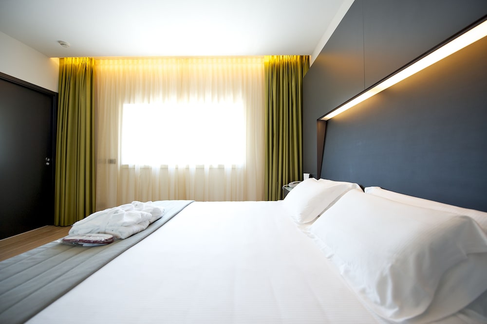 Suite Junior con cama doble del hotel Mercure Nerocubo Rovereto. Foto 2