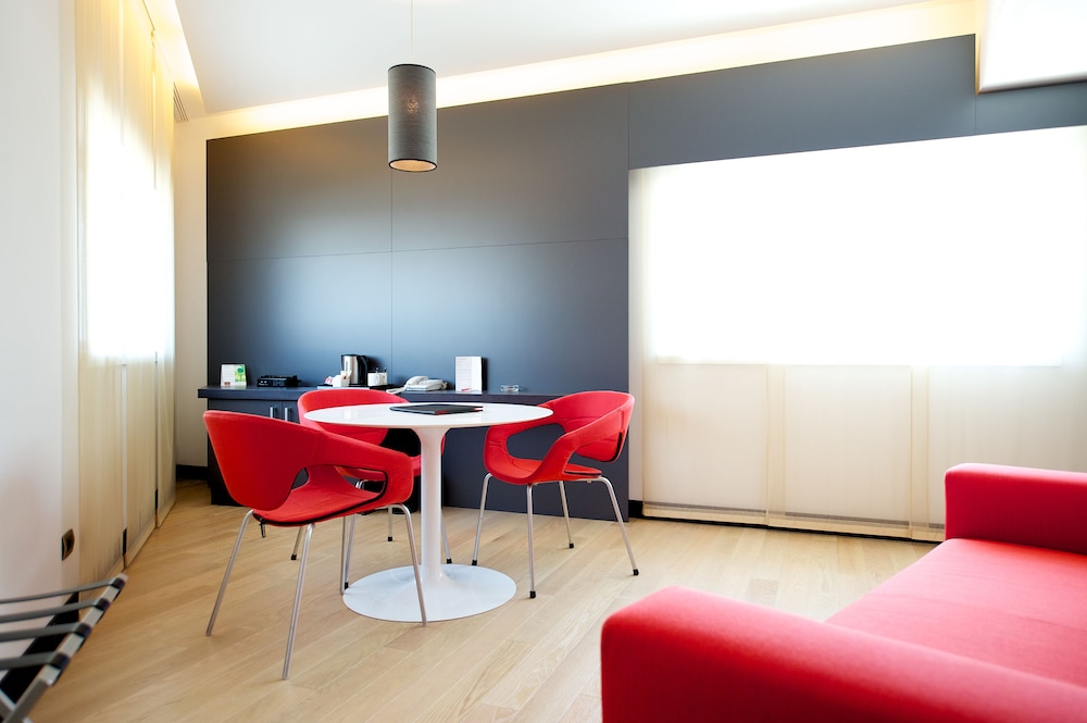 Suite Junior con cama doble del hotel Mercure Nerocubo Rovereto. Foto 3