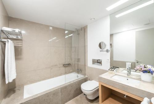 Suite Premium de 1 dormitorio con vistas al mar del hotel The Pearl Troia. Foto 2