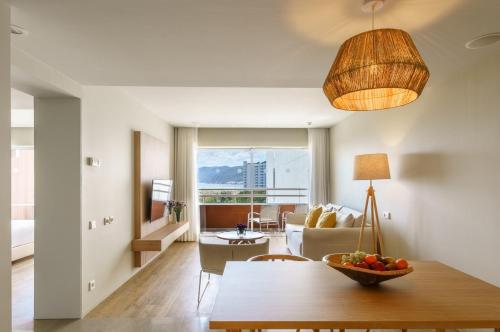 Suite Premium de 1 dormitorio con vistas al mar del hotel The Pearl Troia. Foto 6