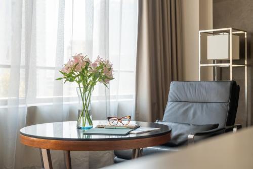Habitación Doble Deluxe con cama grande y vistas del hotel Mandarin Oriental, Santiago. Foto 2