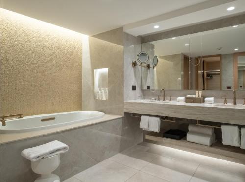 Suite Executive - Cama extragrande del hotel Mandarin Oriental, Santiago. Foto 2