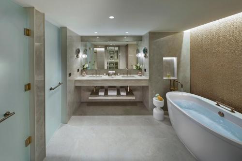 Suite Premier con cama extragrande del hotel Mandarin Oriental, Santiago. Foto 3