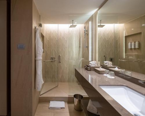 Habitación Deluxe - cama extragrande del hotel Mandarin Oriental, Santiago. Foto 1