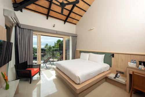Habitación Deluxe con vistas parciales al mar del hotel Holiday Ao Nang Beach Resort, Krabi. Foto 1