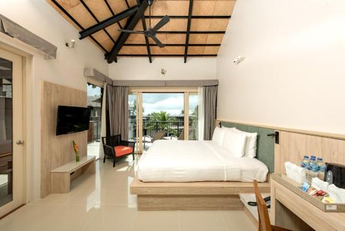 Habitación Deluxe con vistas parciales al mar del hotel Holiday Ao Nang Beach Resort, Krabi. Foto 2