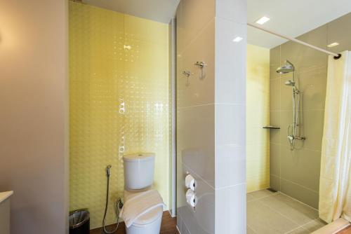 Habitación Deluxe con vistas parciales al mar del hotel Holiday Ao Nang Beach Resort, Krabi. Foto 4