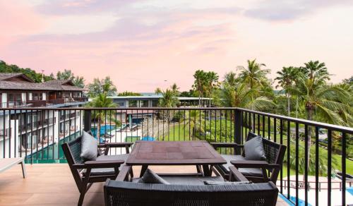 Suite Penthouse con piscina y vistas al mar del hotel Holiday Ao Nang Beach Resort, Krabi. Foto 1