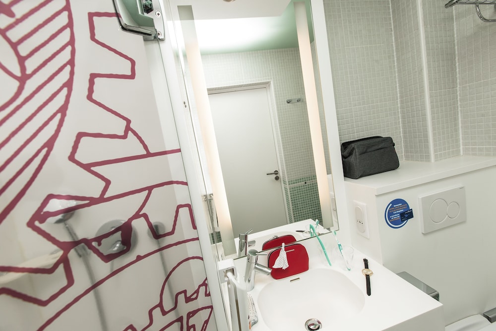 Suite estándar con 1 cama doble y camas gemelas del hotel Ibis Styles Paris Mairie De Clichy. Foto 1