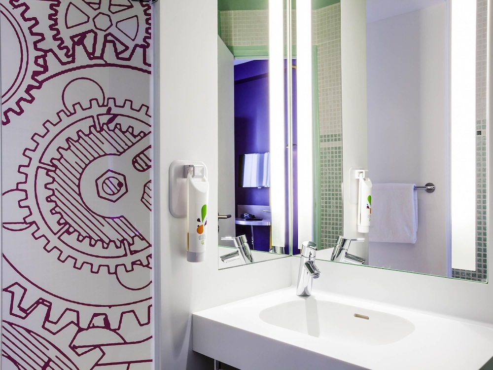 Suite estándar con 1 cama doble y camas gemelas del hotel Ibis Styles Paris Mairie De Clichy. Foto 5