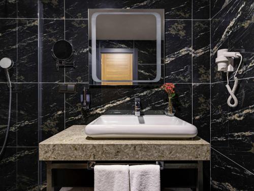 Habitación estándar triple con camas individuales del hotel Mövenpick Trabzon. Foto 3