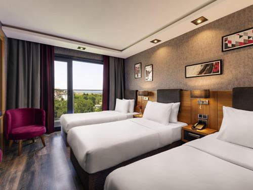 Habitación estándar triple con camas individuales del hotel Mövenpick Trabzon. Foto 4