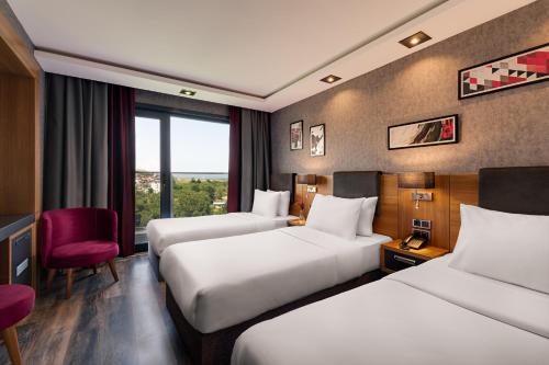 Habitación estándar triple con camas individuales del hotel Mövenpick Trabzon. Foto 7