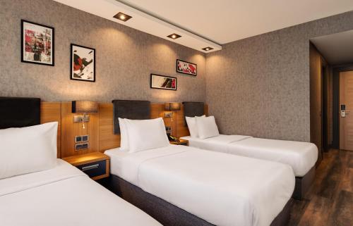 Habitación estándar triple con camas individuales del hotel Mövenpick Trabzon. Foto 8