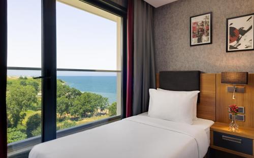 Habitación estándar triple con camas individuales del hotel Mövenpick Trabzon. Foto 9