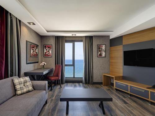Habitación deluxe con vistas a la ciudad y 1 cama doble del hotel Mövenpick Trabzon. Foto 1