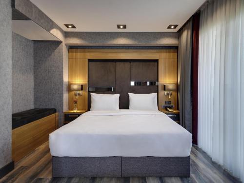 Habitación deluxe con vistas a la ciudad y 1 cama doble del hotel Mövenpick Trabzon. Foto 5