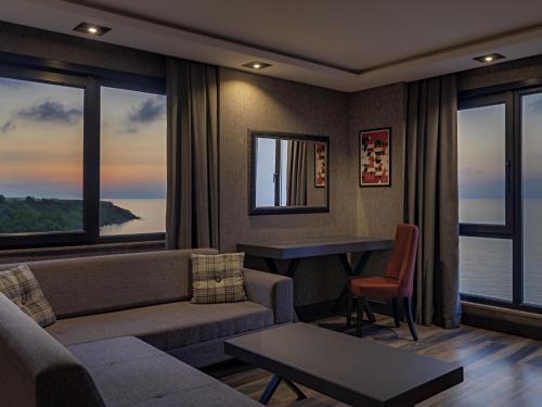 Habitación deluxe con vistas a la ciudad y 1 cama doble del hotel Mövenpick Trabzon. Foto 7