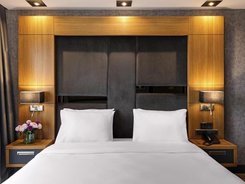 Habitación familiar con 1 cama doble y 2 camas twin del hotel Mövenpick Trabzon