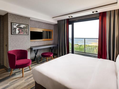 Habitación familiar con 1 cama doble y 2 camas twin del hotel Mövenpick Trabzon. Foto 1