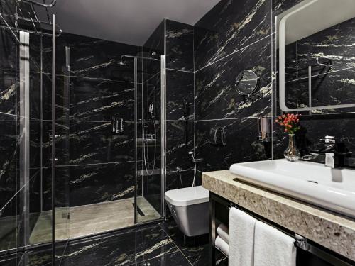 Habitación familiar con 1 cama doble y 2 camas twin del hotel Mövenpick Trabzon. Foto 3