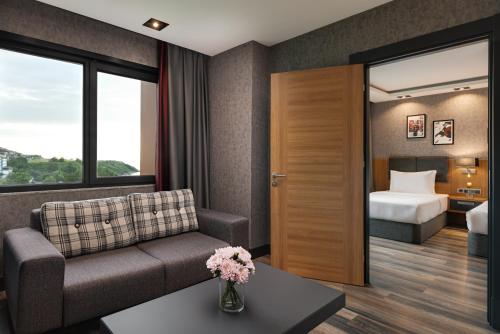 Habitación familiar con 1 cama doble y 2 camas twin del hotel Mövenpick Trabzon. Foto 7