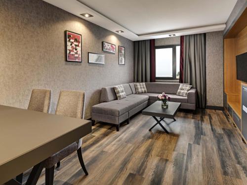 Habitación familiar con 1 cama doble y 2 camas twin del hotel Mövenpick Trabzon. Foto 8
