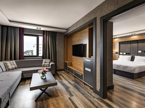 Habitación familiar con 1 cama doble y 2 camas twin del hotel Mövenpick Trabzon. Foto 10