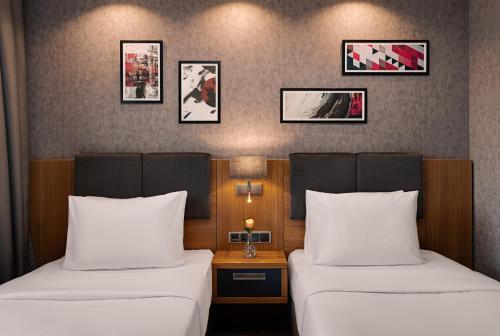 Habitación familiar con 1 cama doble y 2 camas twin del hotel Mövenpick Trabzon. Foto 11