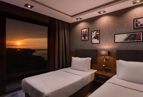 Habitación familiar con 1 cama doble y 2 camas twin del hotel Mövenpick Trabzon. Foto 13