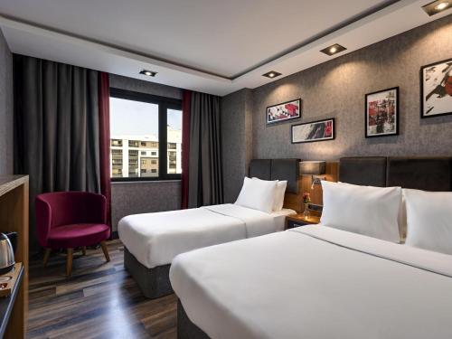 Suite deluxe con 2 camas dobles y 1 cama individual del hotel Mövenpick Trabzon. Foto 5