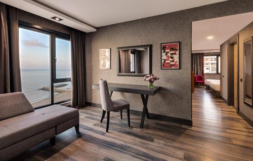 Suite deluxe con 2 camas dobles y 1 cama individual del hotel Mövenpick Trabzon. Foto 8