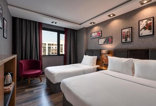 Suite deluxe con 2 camas dobles y 1 cama individual del hotel Mövenpick Trabzon. Foto 13
