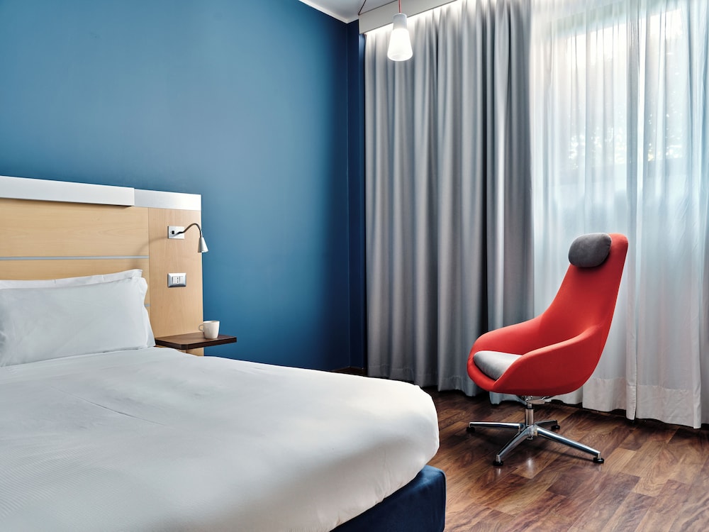 Habitación estándar, 1 cama de matrimonio (Free Breakfast) del hotel Holiday Inn Express Milan Malpensa Airport. Foto 2