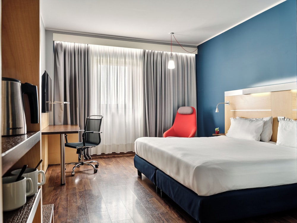 Habitación estándar, 1 cama de matrimonio grande (Free Breakfast) del hotel Holiday Inn Express Milan Malpensa Airport. Foto 5