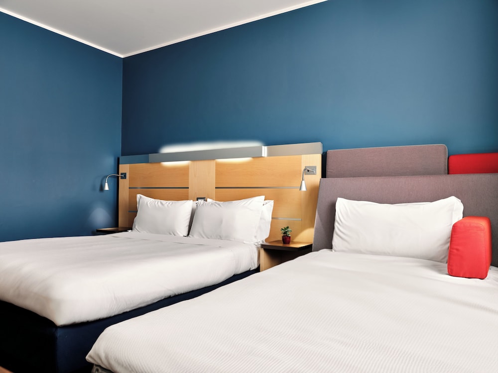 Habitación estándar, 1 cama de matrimonio con sofá cama (Free Breakfast) del hotel Holiday Inn Express Milan Malpensa Airport. Foto 2
