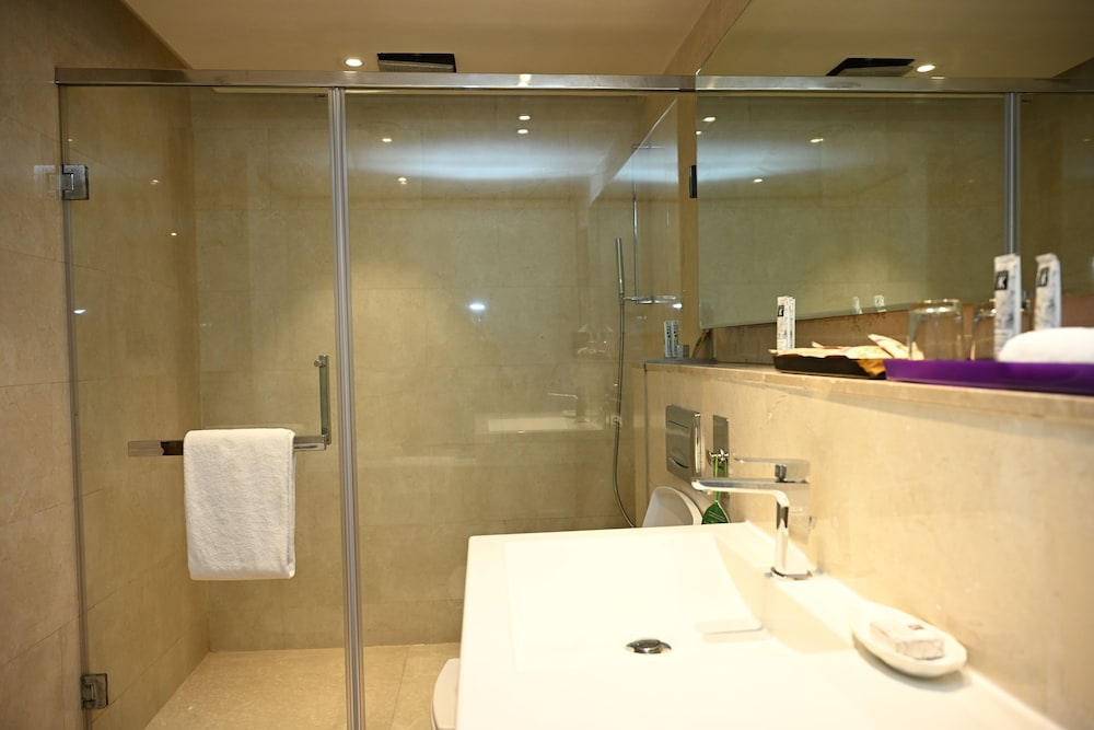 Habitación Deluxe King del hotel The Lalit New Delhi. Foto 2