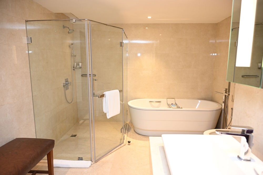 Suite de lujo del hotel The Lalit New Delhi. Foto 2