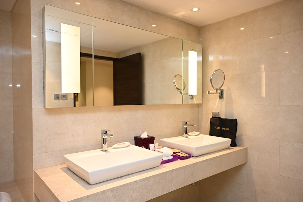 Suite de lujo del hotel The Lalit New Delhi. Foto 3
