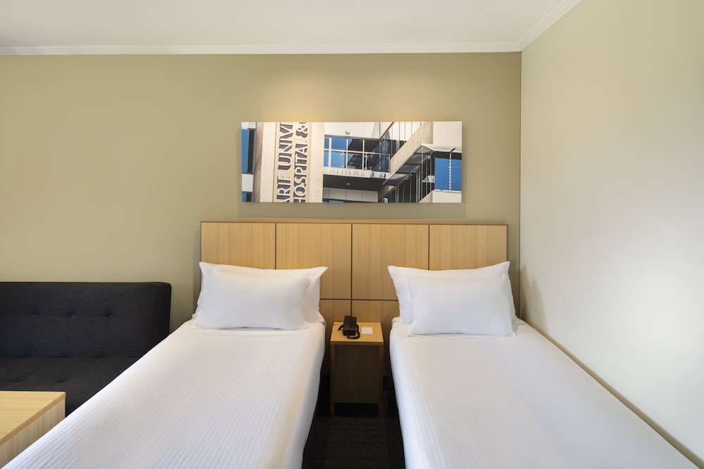 Habitación estándar con dos camas individuales del hotel Mercure Sydney Macquarie Park. Foto 1