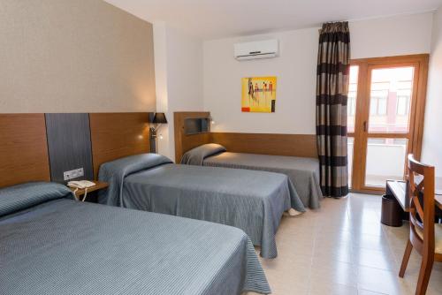 Habitación Triple del hotel Regio Cadiz. Foto 1