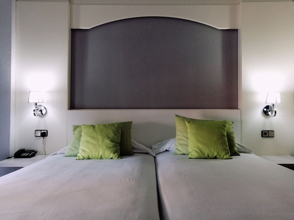 Habitación con 1 cama doble o 2 individuales, balcón del hotel Mir Octavio. Foto 2