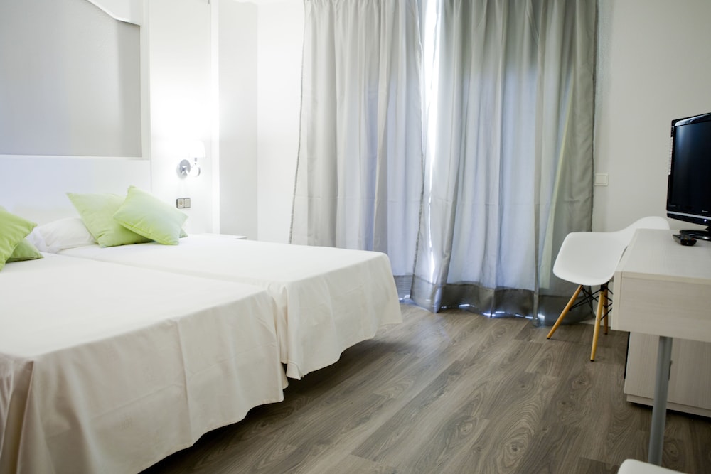 Habitación con 1 cama doble o 2 individuales, balcón del hotel Mir Octavio. Foto 6