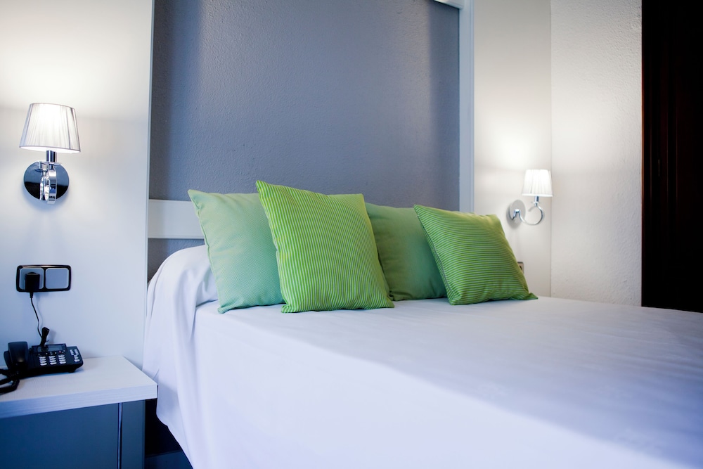 Habitación con 1 cama doble o 2 individuales, balcón del hotel Mir Octavio. Foto 8