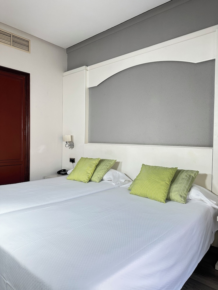 Habitación con 1 cama doble o 2 individuales, balcón del hotel Mir Octavio. Foto 10