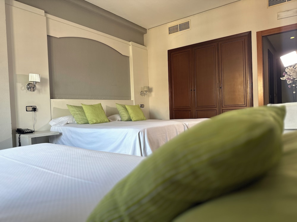 Habitación triple del hotel Mir Octavio