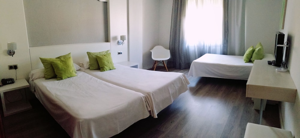 Habitación triple del hotel Mir Octavio. Foto 1